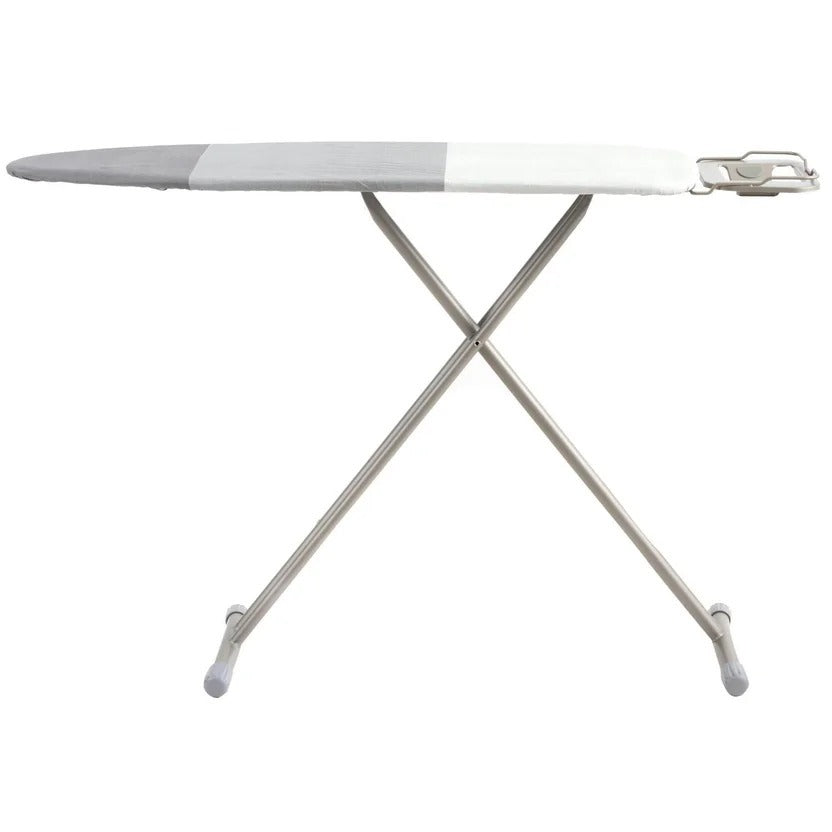 Mesa de planchar Kleine con base gris, resistente y funcional.